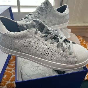 New in box P448 John’s in silver/gray metallic leopard.
